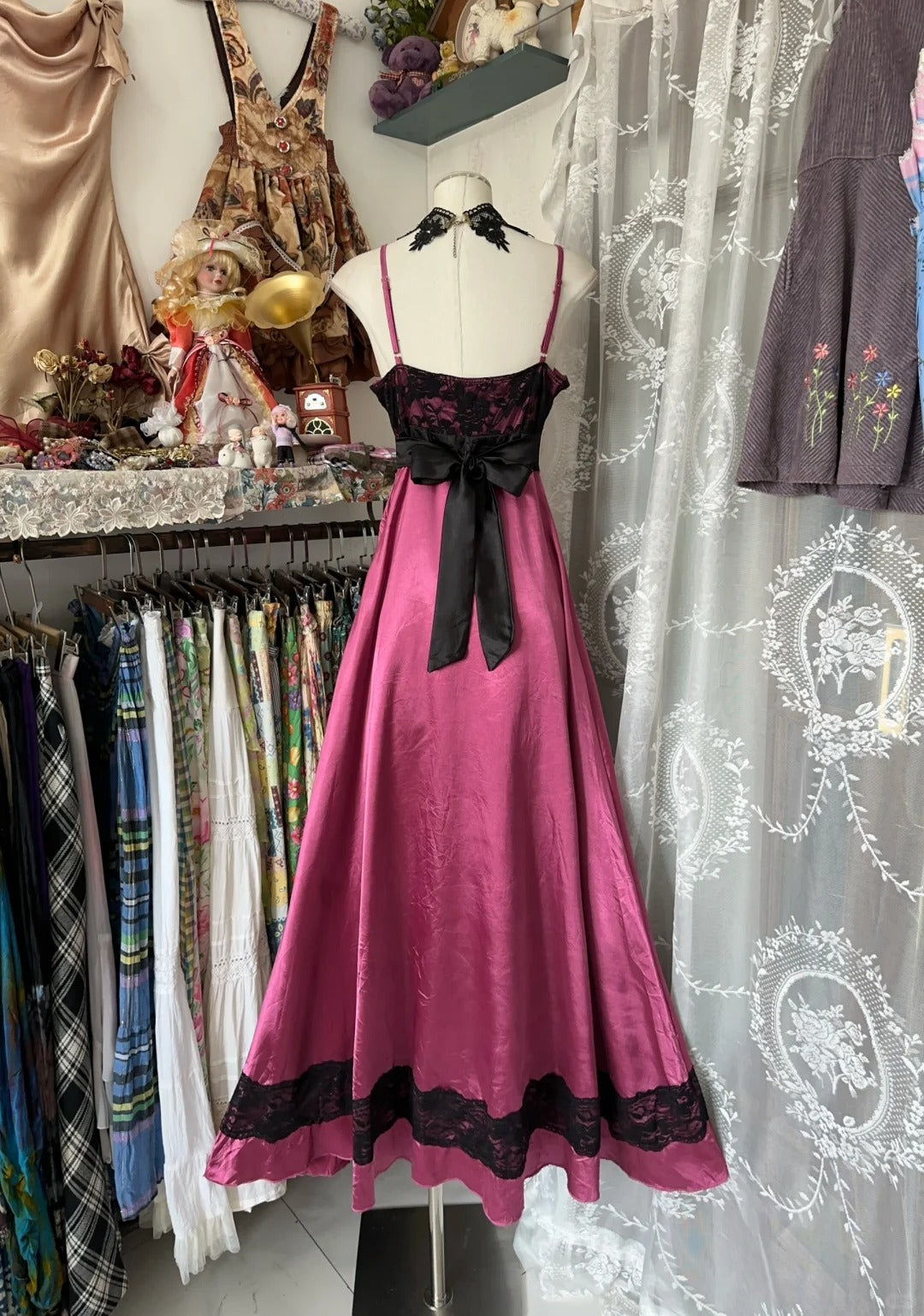 Classy Prom Dresses A line Spaghetti Strap Pink Satin With Black Lace Long Formal Evening Outfits N3738